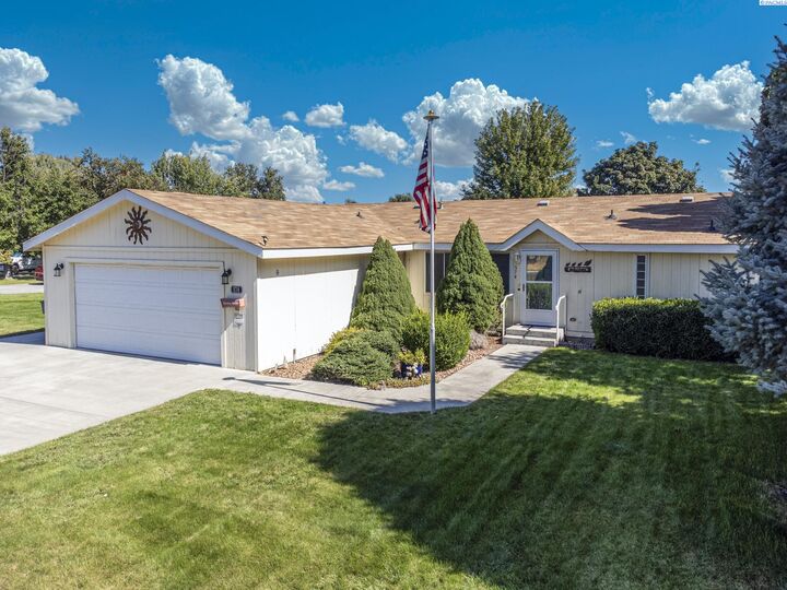 Property Photo:  574 Laurelbrook Ct  WA 99352