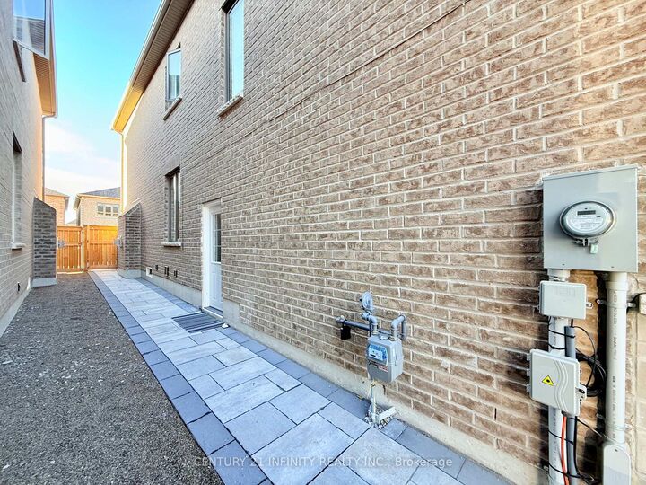 Photo de la propriété: 45 Marcel Brunelle Drive ON L1P 0G6