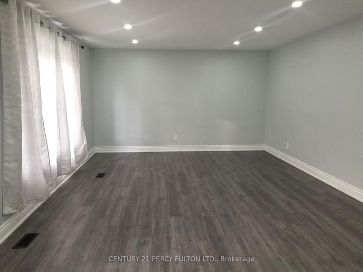 Photo de la propriété: 1033 Centre Street N ON L1N 4V4