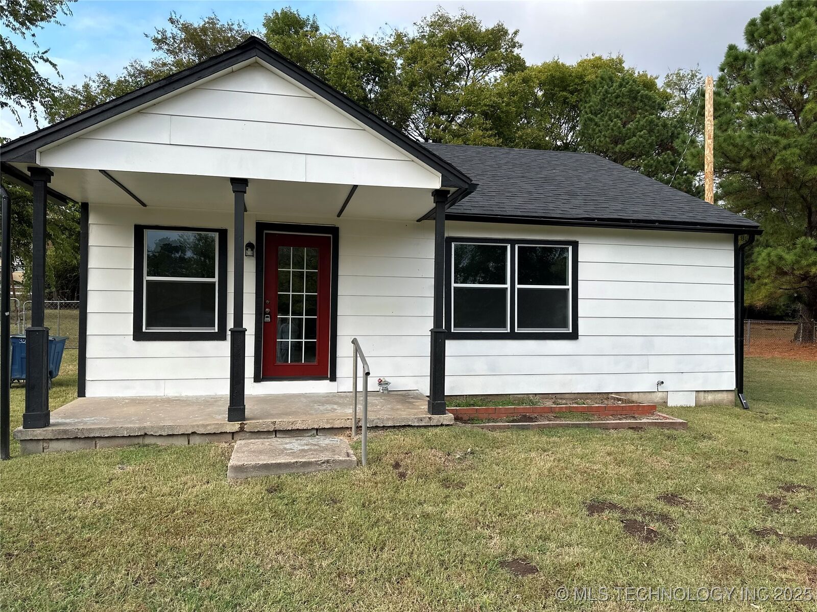 Property Photo:  502 E Hazen Lane  OK 74434