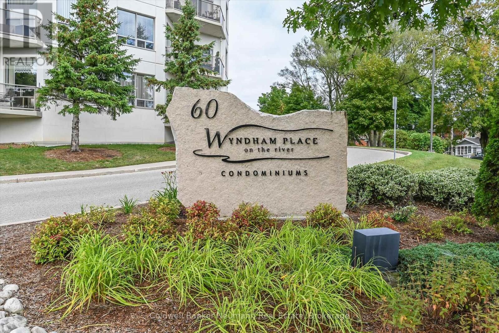 Property Photo:  60 Wyndham Street South 206  ON N1E 7H7 