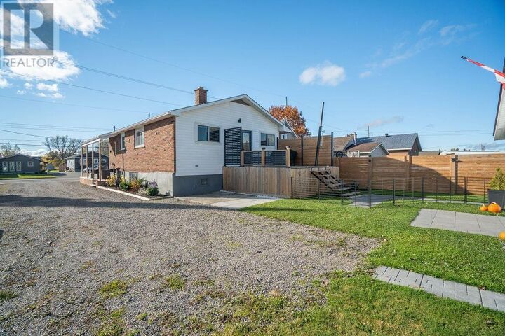 Photo de la propriété:  138 Churchill Ave  ON P6C 2P9