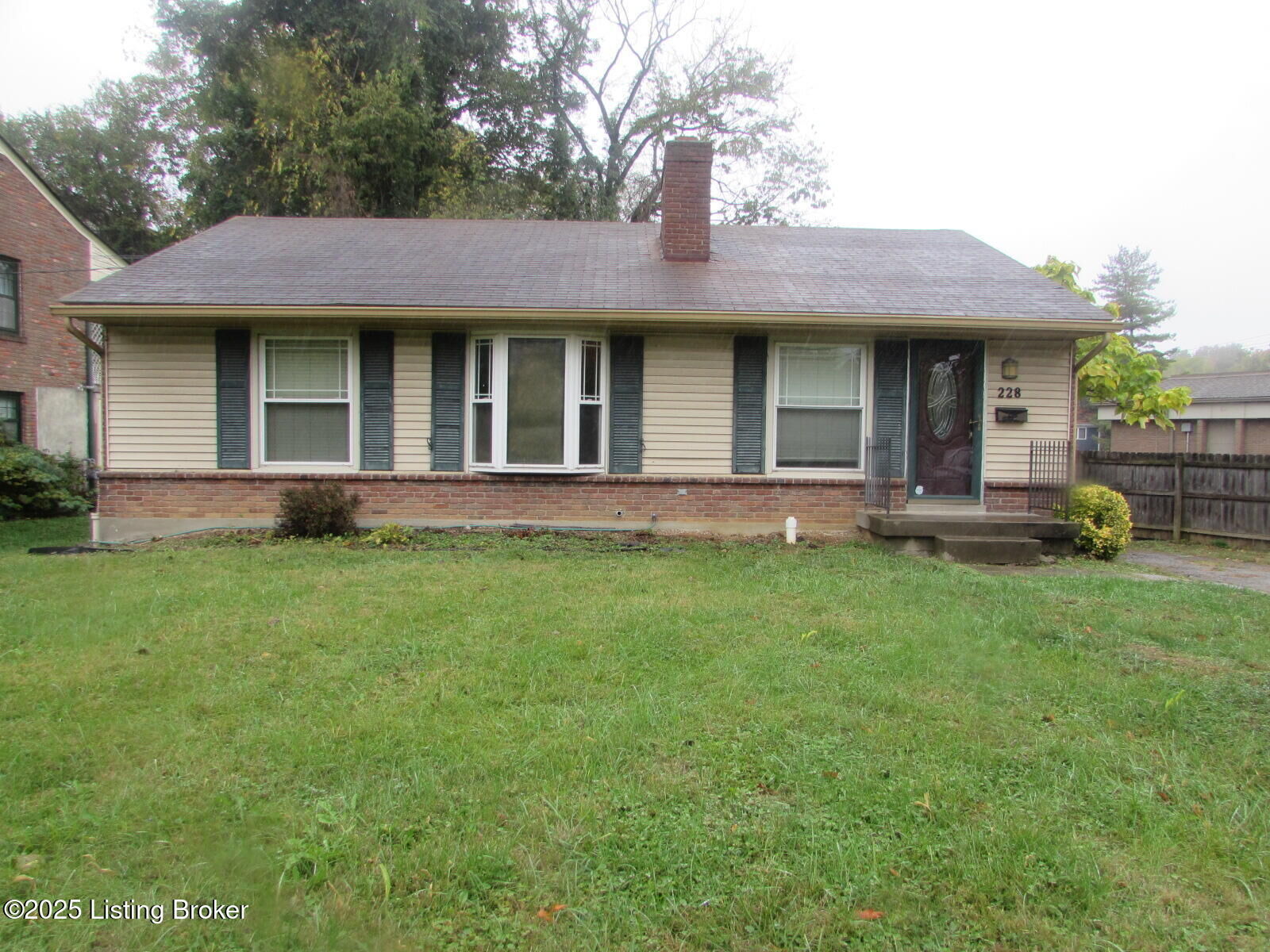 Property Photo: 228 N Birchwood Ave KY 40206