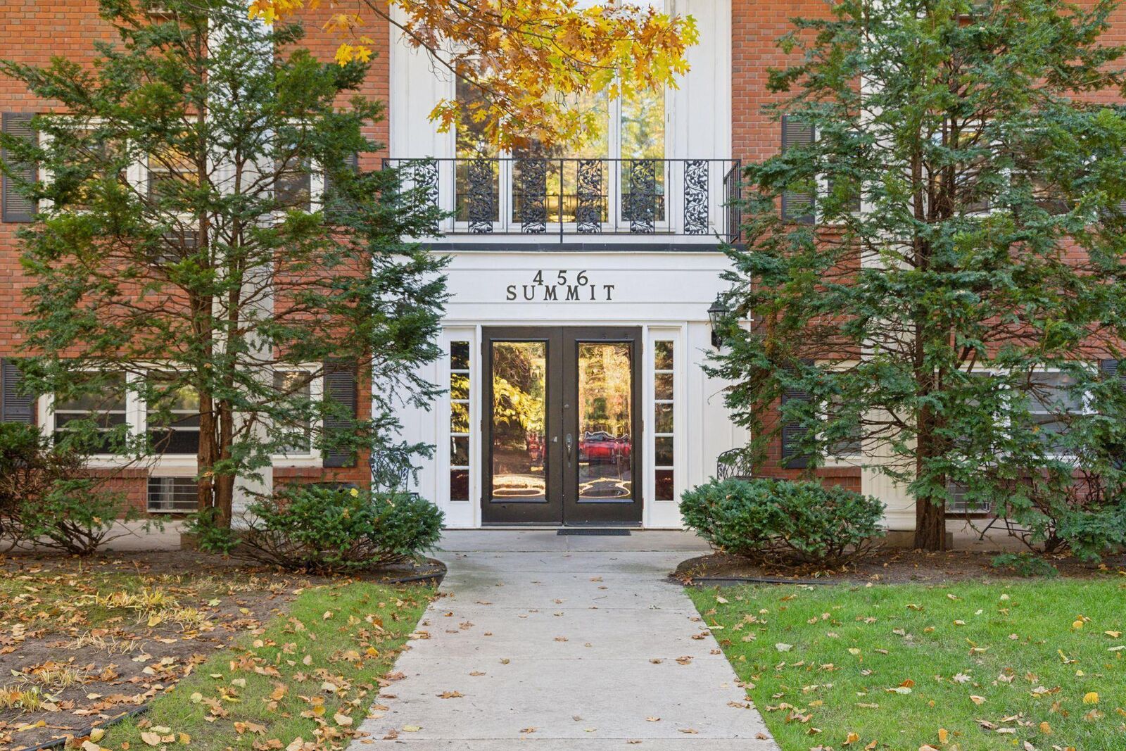 Property Photo: 456 Summit Avenue 203 MN 55102