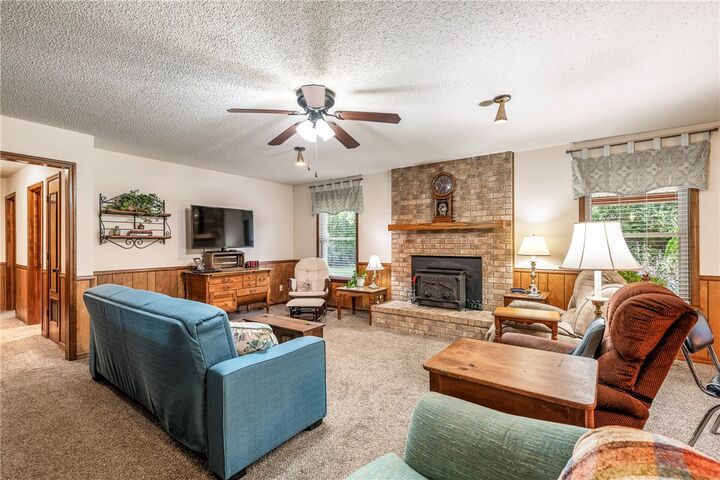 Property Photo: 618 N Oakwood Street AR 72745