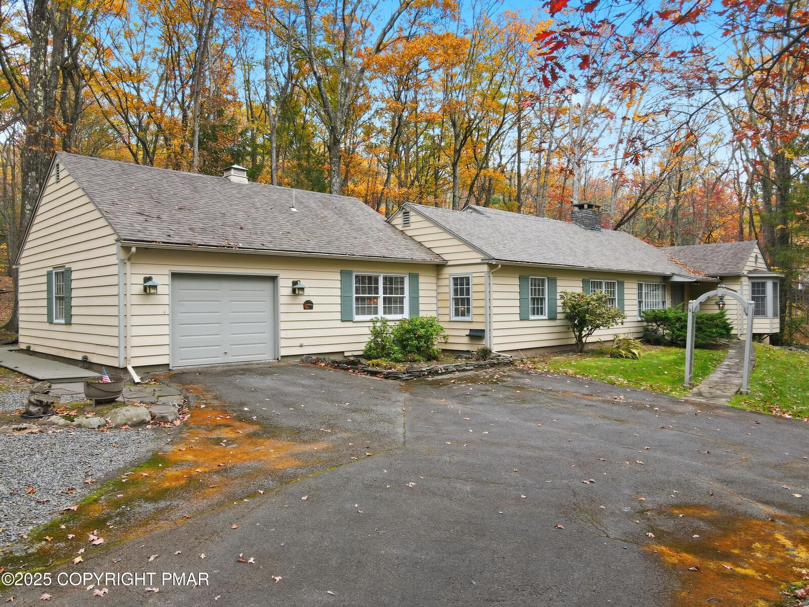Property Photo:  519 Pheasant Lane  PA 18323