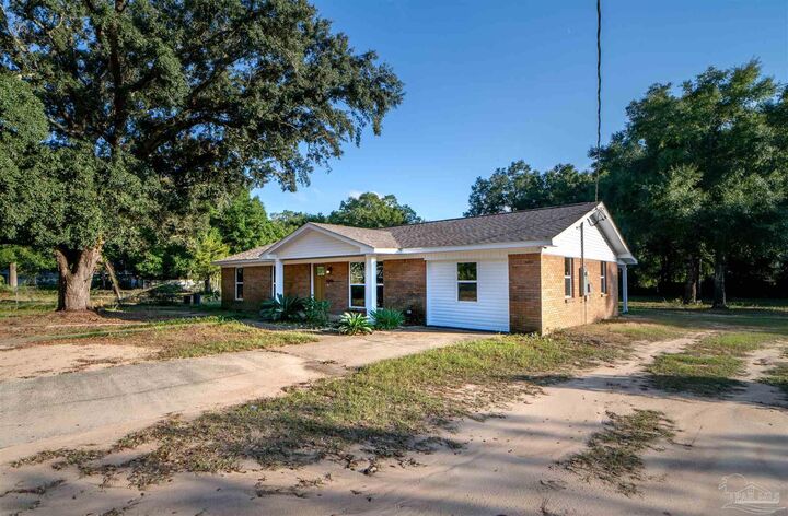 Property Photo: 5605 Crestwood Dr FL 32583