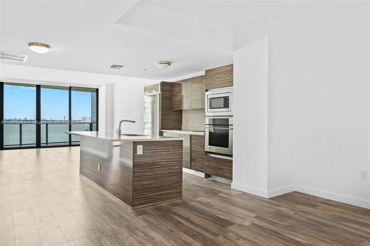 Property Photo:  460 NE 28th St 505  FL 33137