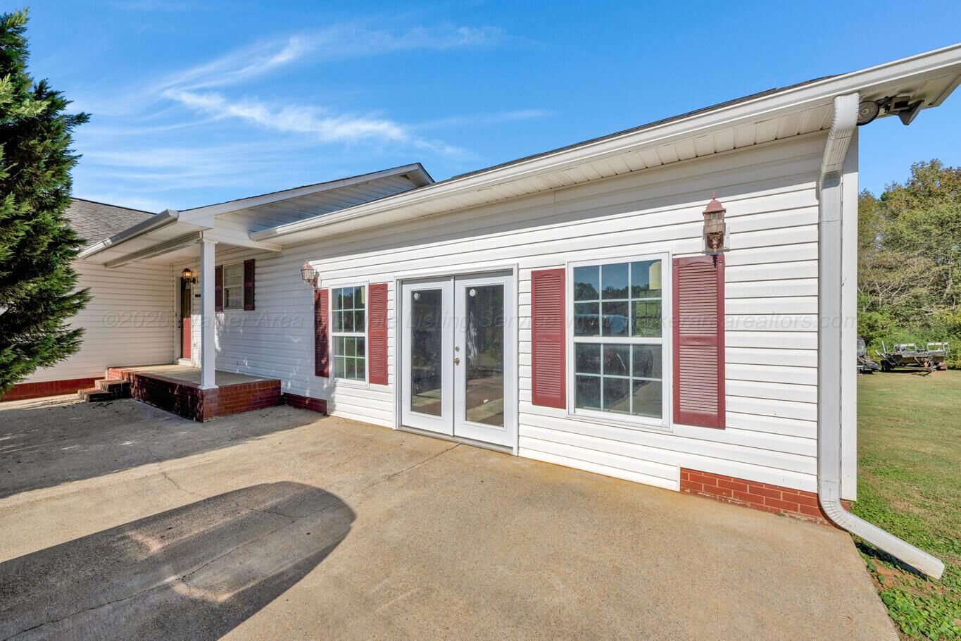 Property Photo: 240 Wolf Rd W AL 35580