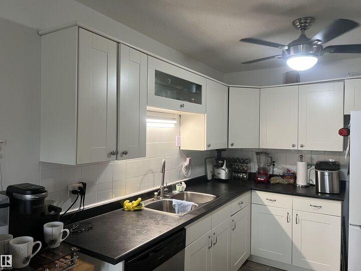 Property Photo:  172 Callingwood Place NW  AB T5T 2C6 