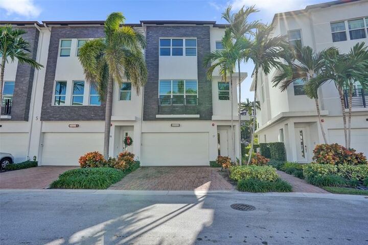 Property Photo: 2900 NE 12th Ter 17 FL 33334