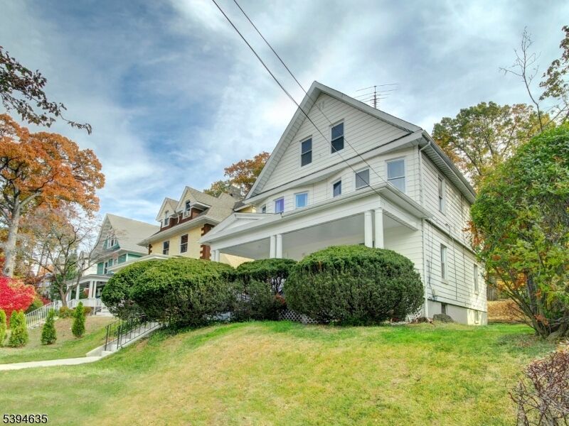 Property Photo:  562 Lincoln Ave  NJ 07050 