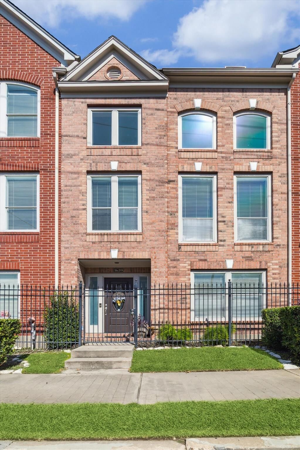 Property Photo:  1639 Sutton Street  TX 77006 