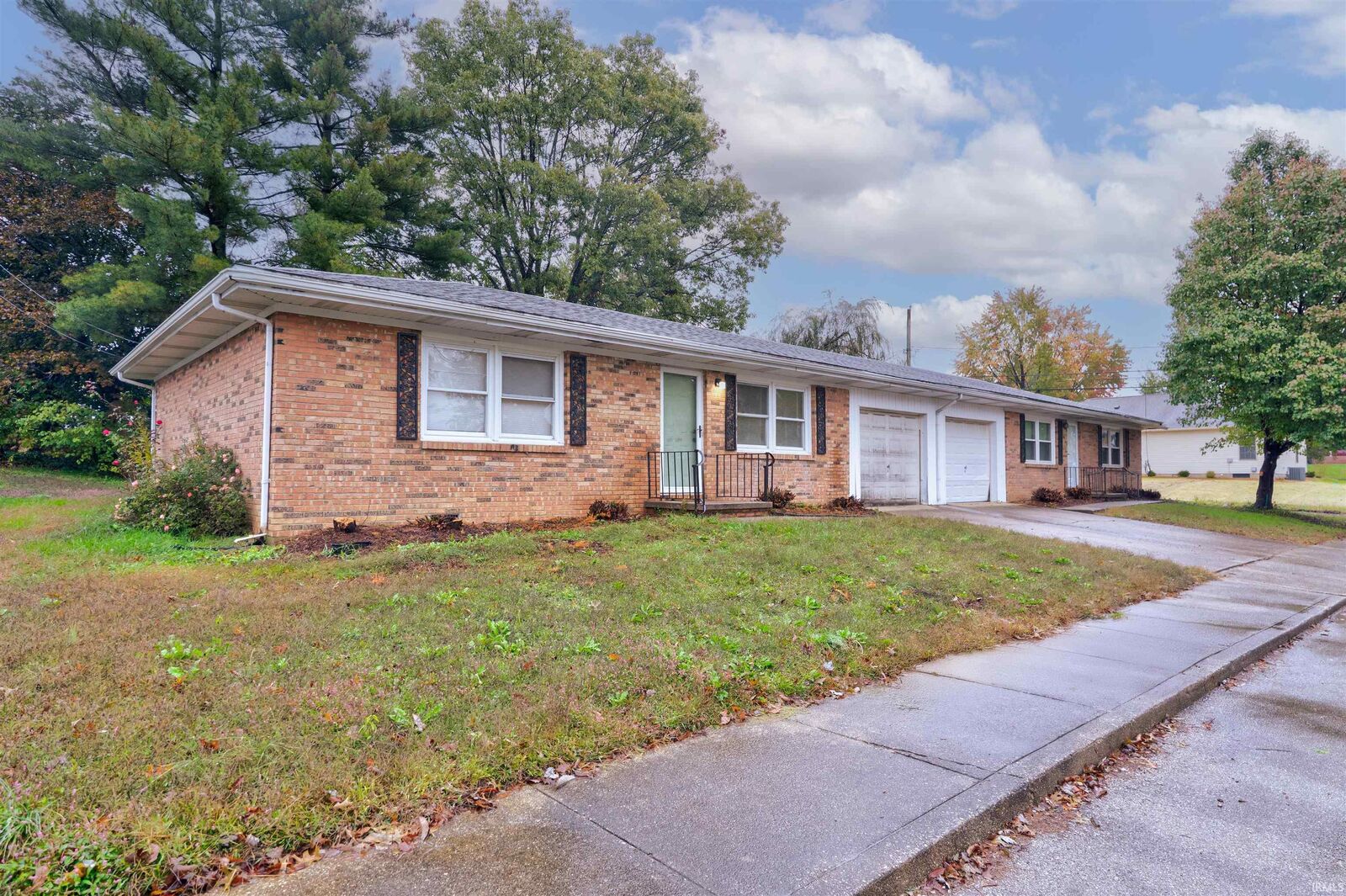 Property Photo:  1304 E Monroe Street  IN 47601-2336 