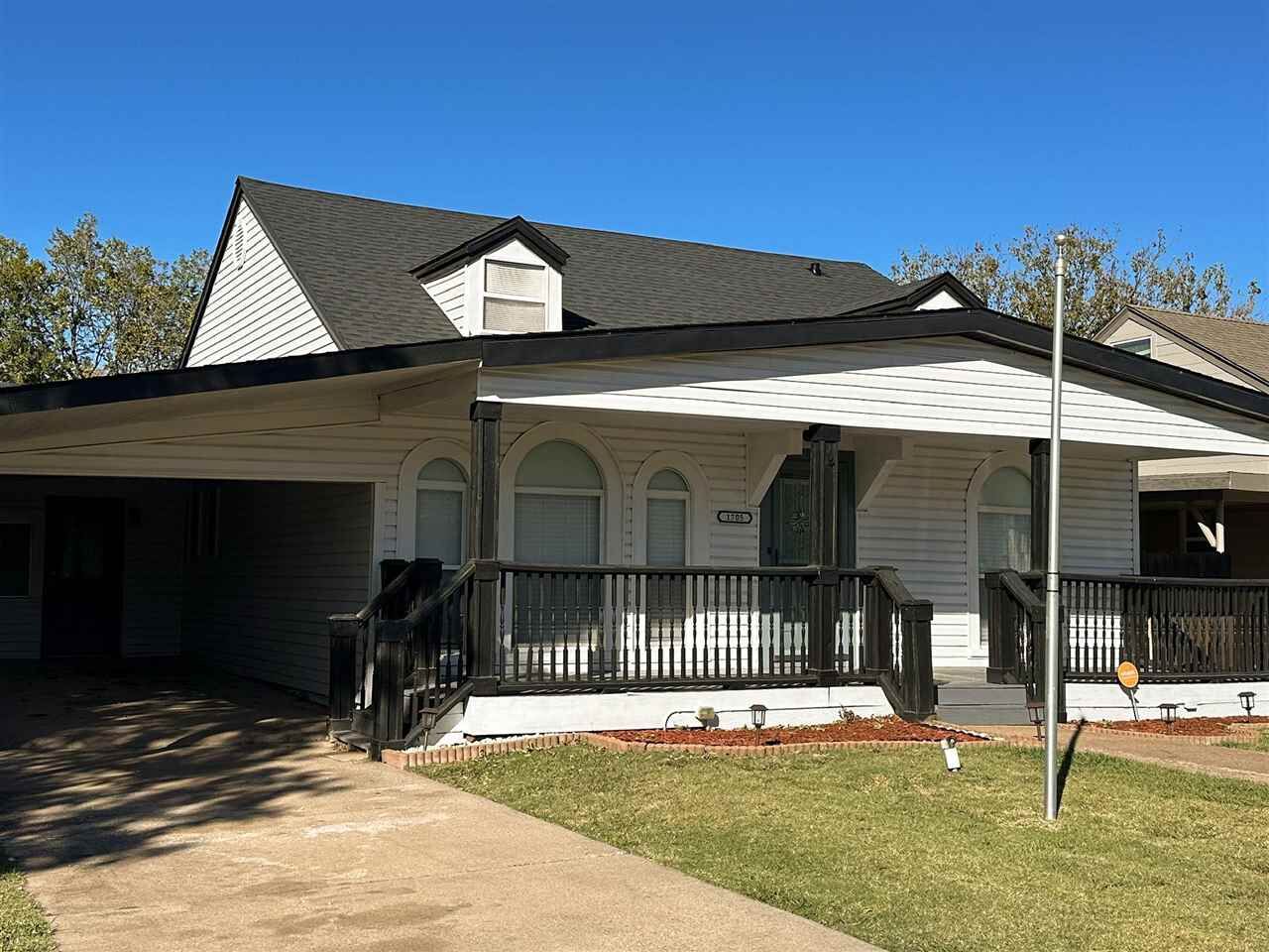 Property Photo:  1705 NW Lake Ave  OK 73507 