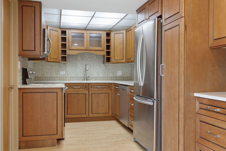 Property Photo: 5300 Walnut Avenue 18E IL 60515