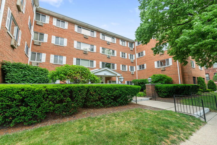 Property Photo:  950 Washington Boulevard 206  IL 60302 