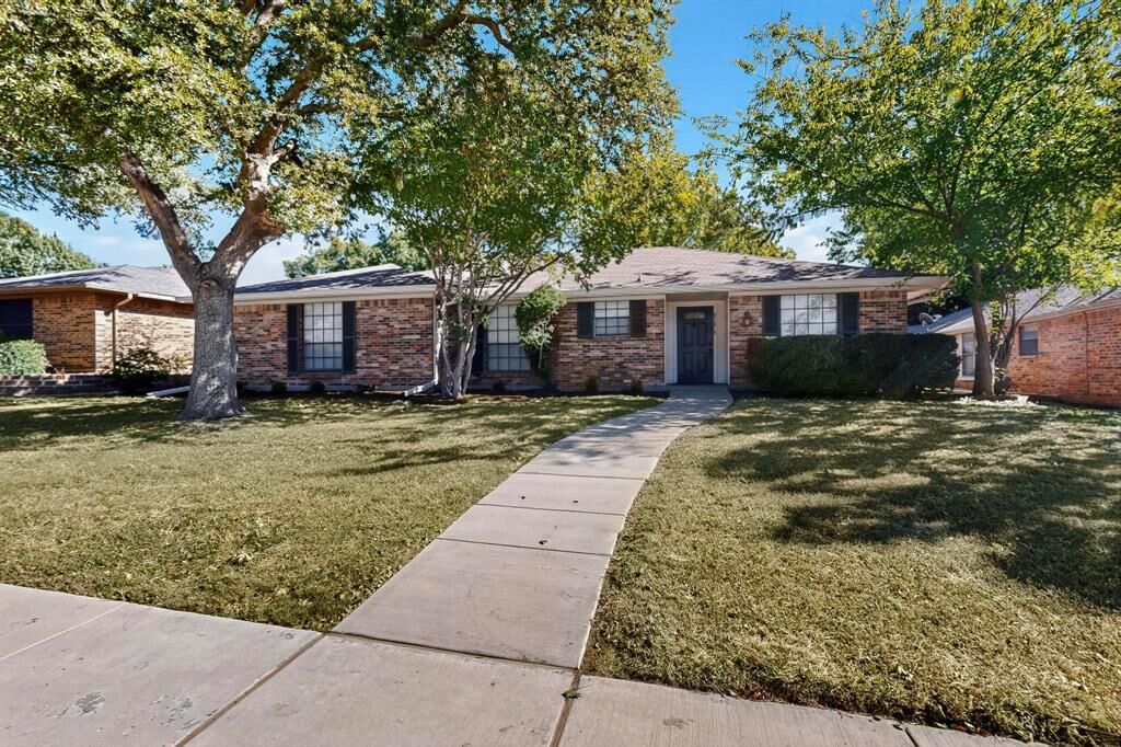 Property Photo: 917 Edgefield Trail TX 75028