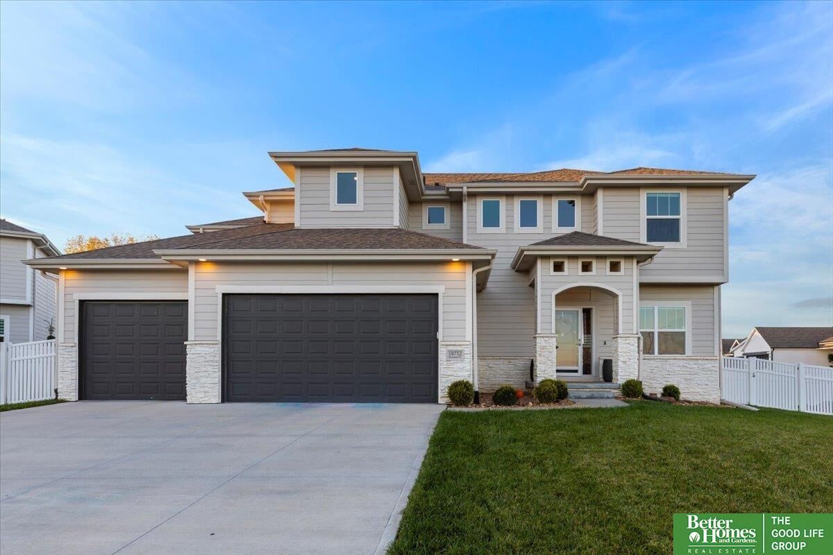 Property Photo:  19752 Greenleaf Circle  NE 68028 