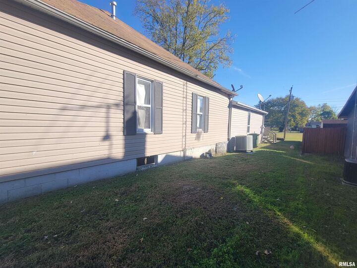 Property Photo:  208 N Washington Street  IL 62949 