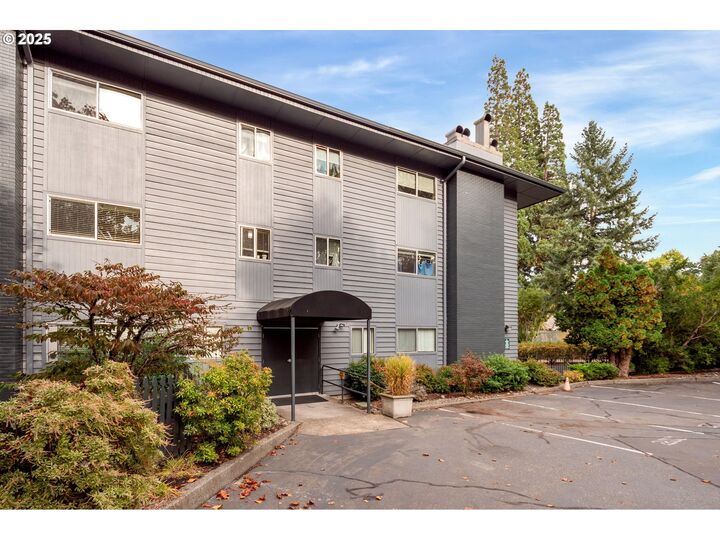 Property Photo: 200 Burnham Rd 200 OR 97034