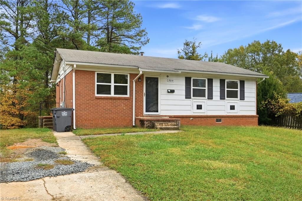 Property Photo: 5015 Farmoor Circle NC 27105