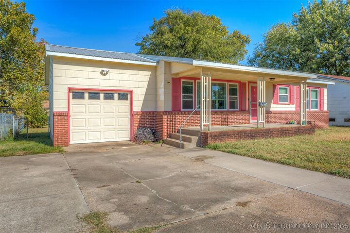 Property Photo: 1609 A & M Drive OK 74447
