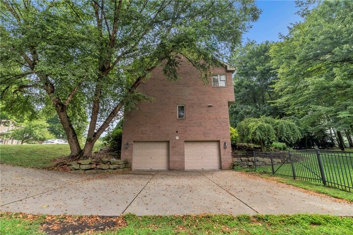 Property Photo:  425 Settlers Village Circle  PA 16066