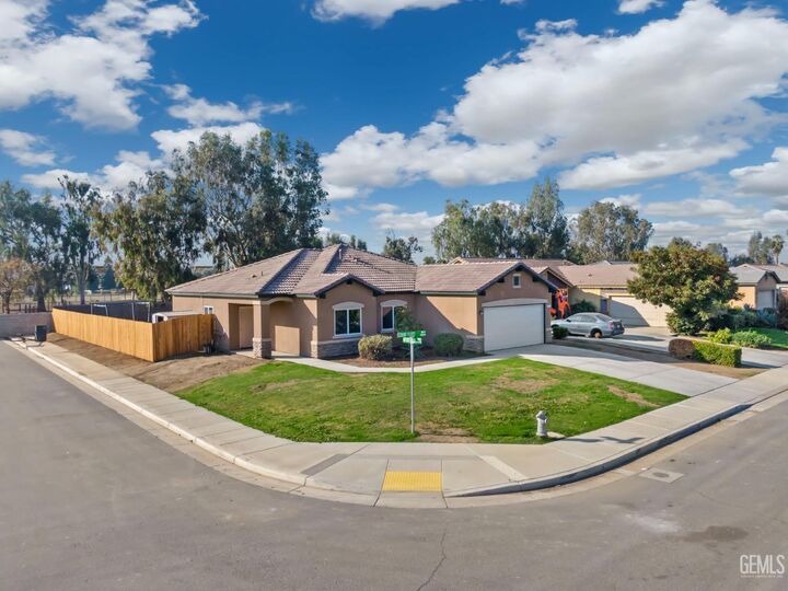 Property Photo: 307 Count Fleet Way CA 93307