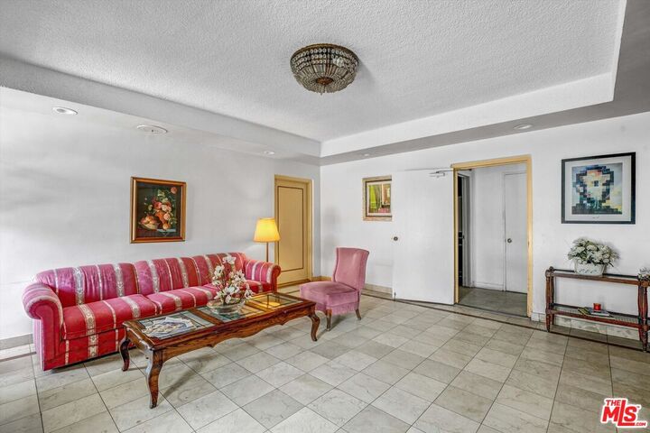 Property Photo:  910 S Holt Ave  CA 90035 