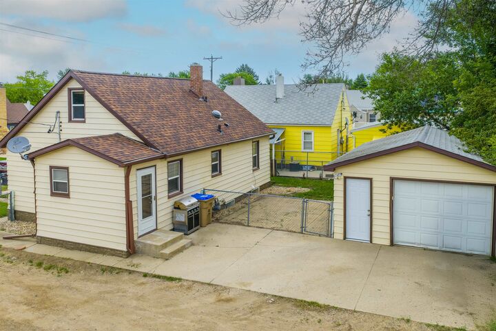 Property Photo:  423 9th Ave SW  ND 58701 