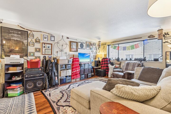 Property Photo:  3120 Hennepin Avenue 103  MN 55408 