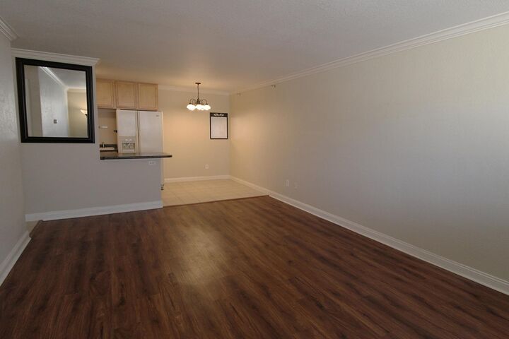 Property Photo:  3120 Hennepin Avenue 103  MN 55408 