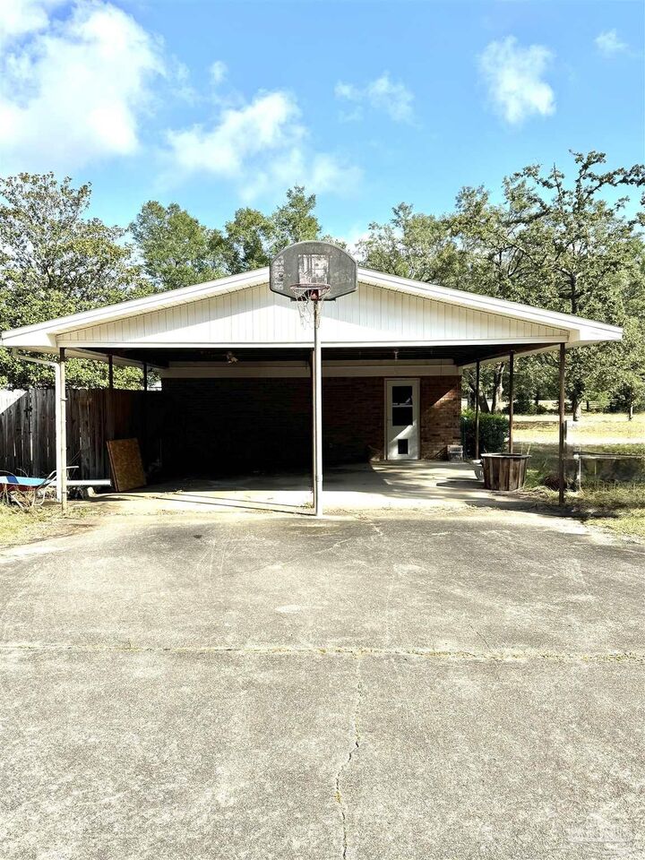 Property Photo: 5636 Camellia Ave FL 32570