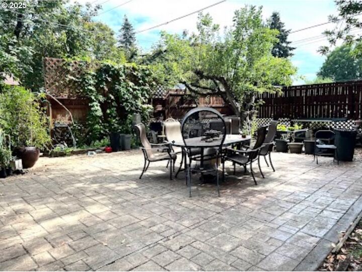 Property Photo: 93 E Hillcrest Dr OR 97404