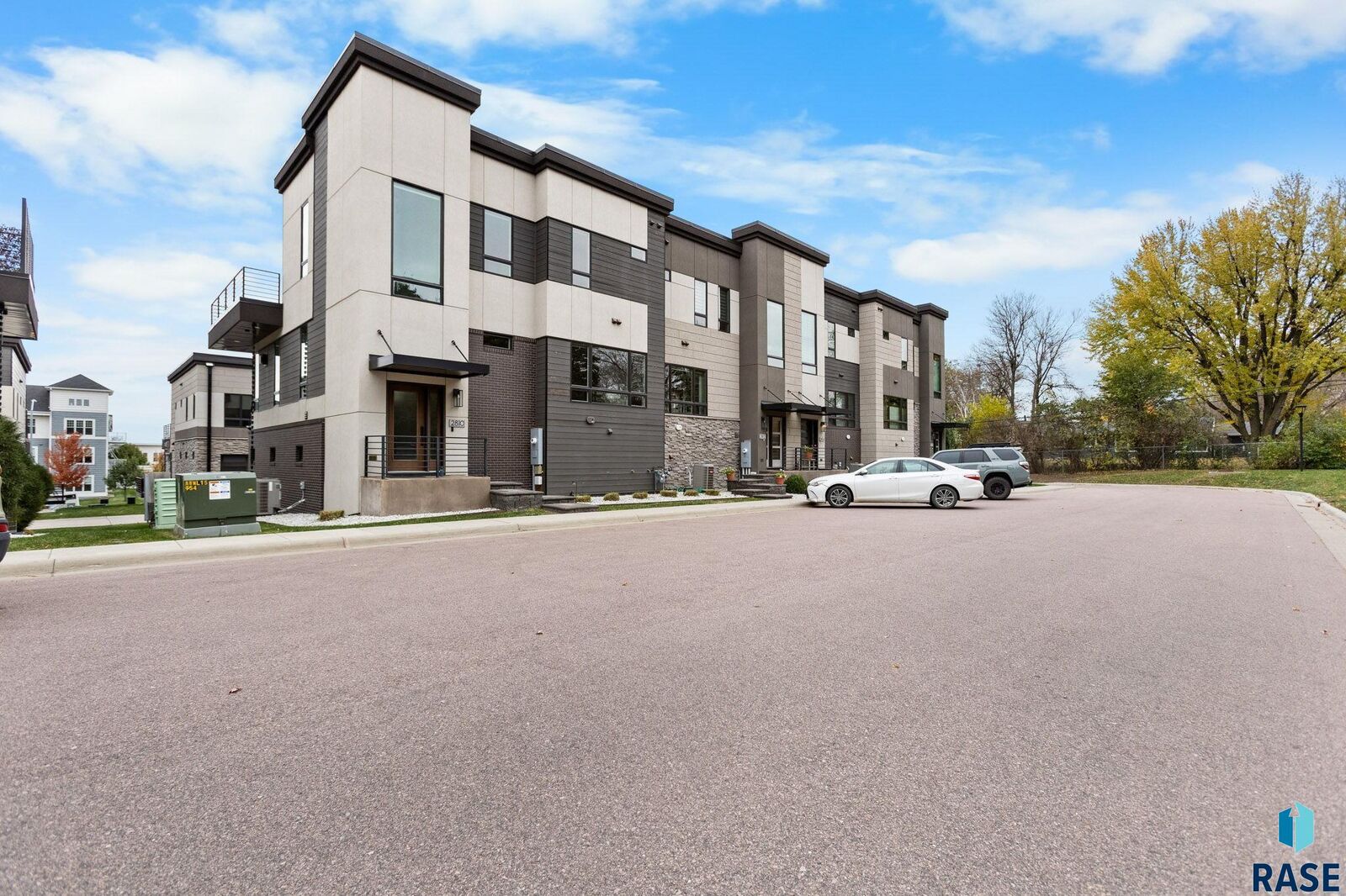 Property Photo: 2810 S Oriya Pl Place SD 57106