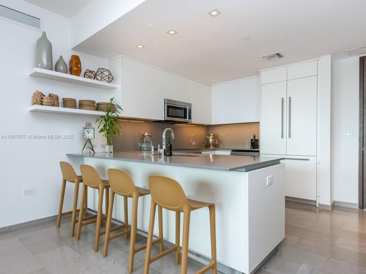 Property Photo: 68 SE 6th St 2304 FL 33131