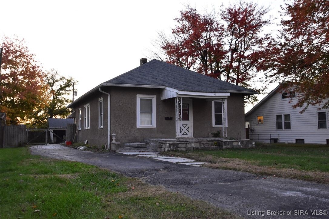 Property Photo:  604 Lincoln Boulevard  IN 47172 
