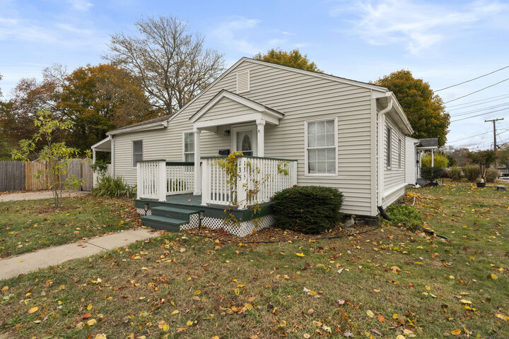 Property Photo:  135 Midway Oval  CT 06340 