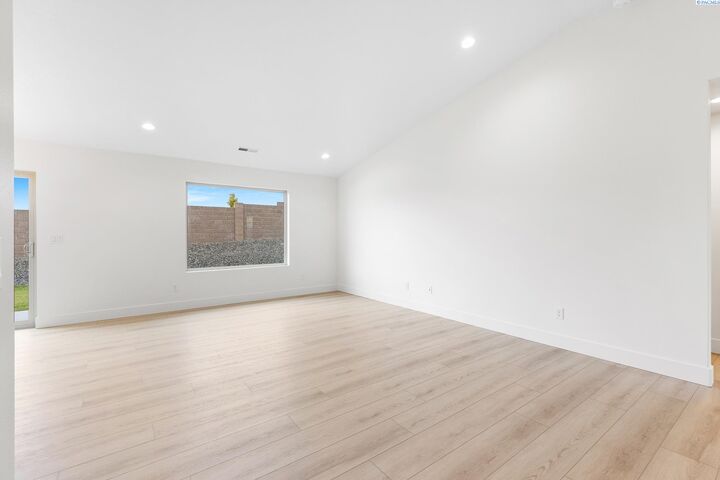 Property Photo:  2840 S Roosevelt St  WA 99338 