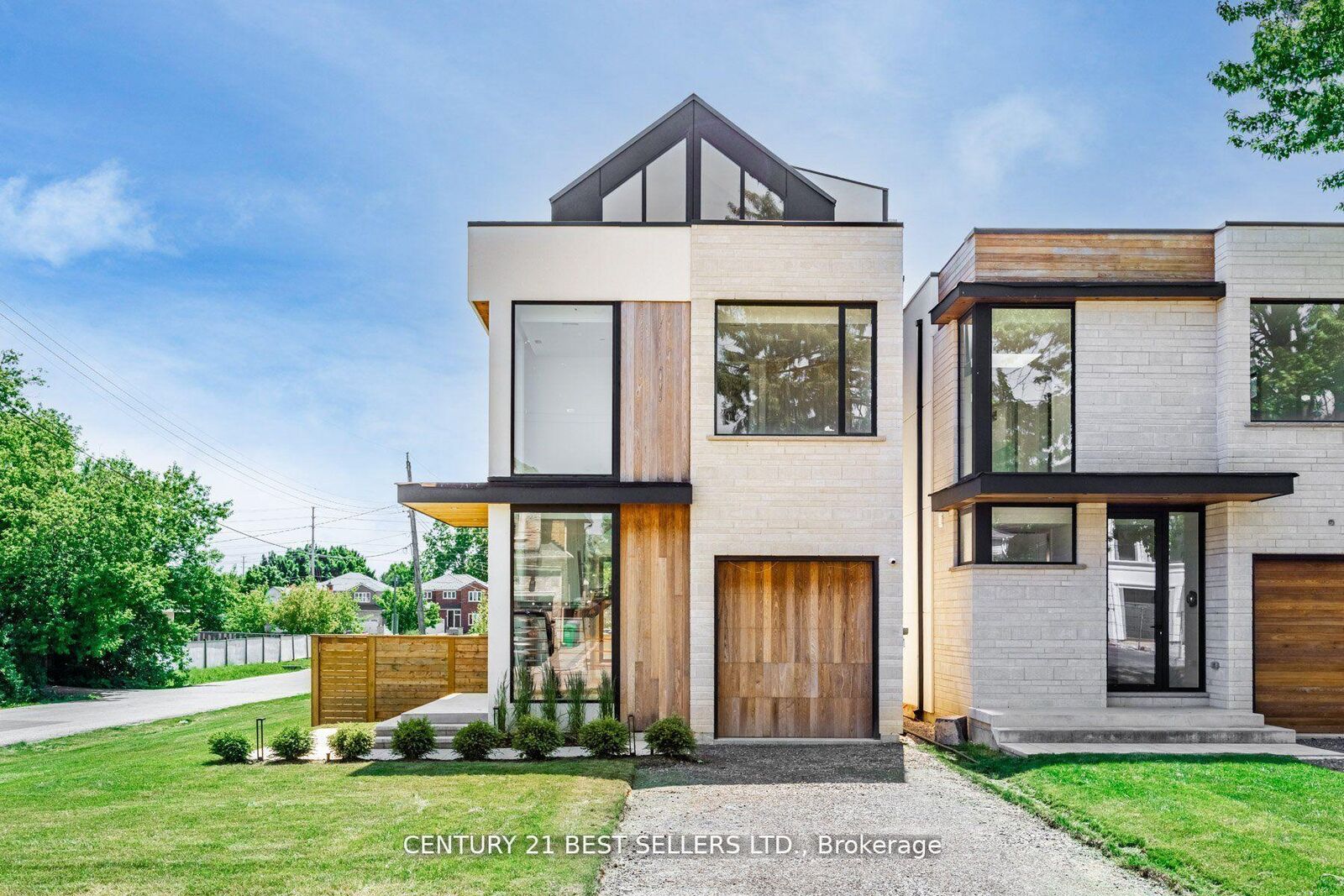 Property Photo: 739 Ebony Avenue ON L5E 1V9