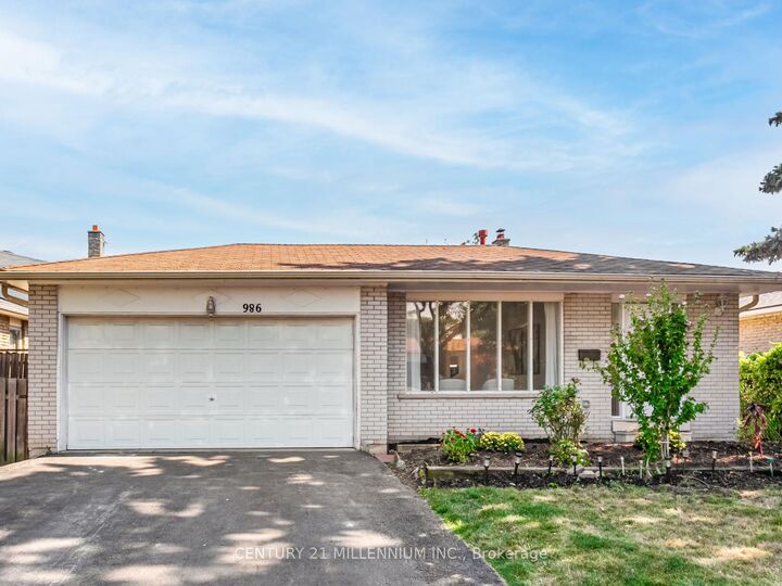 Photo de la propriété:  986 McBride Avenue  ON L5C 1L6 