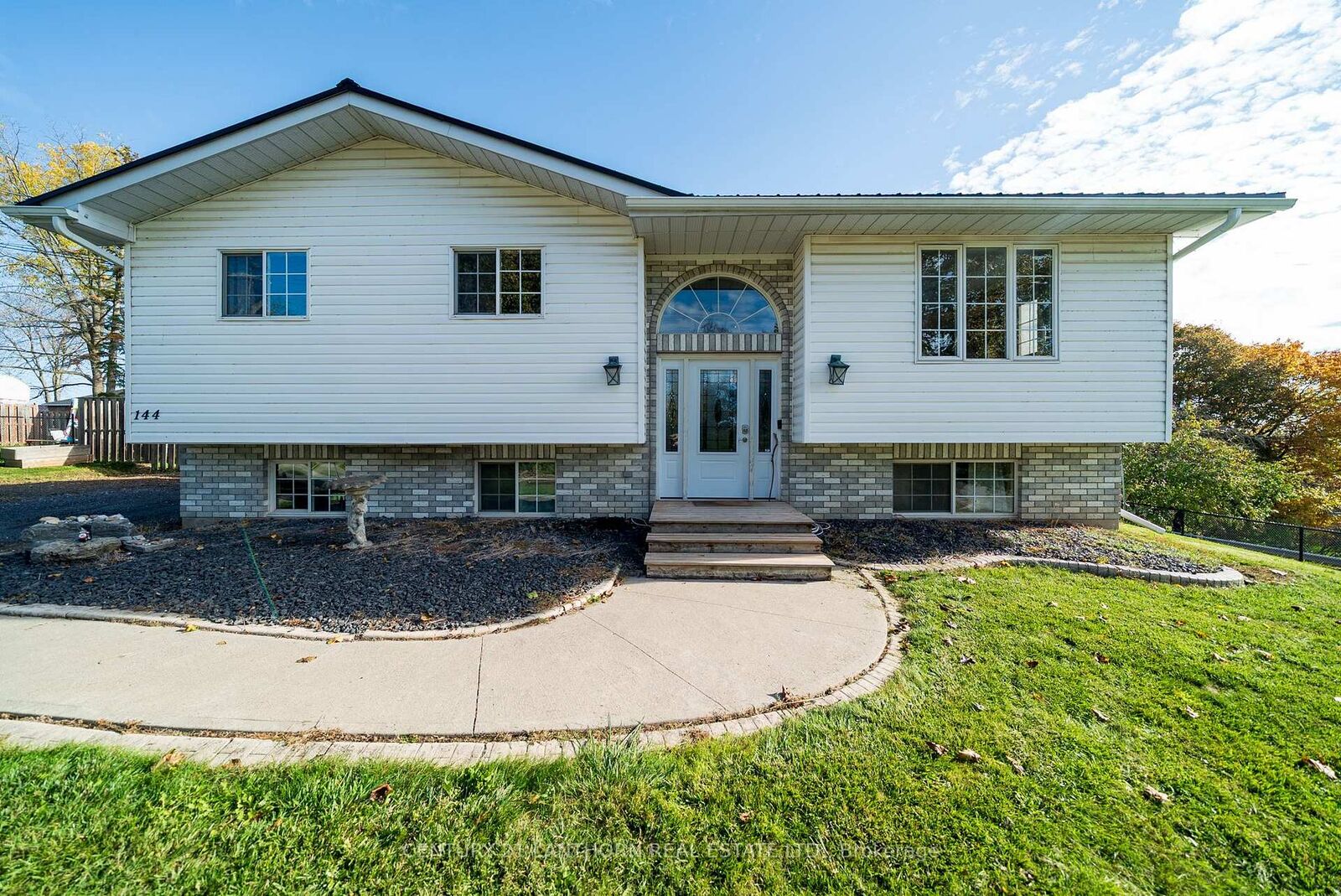 Property Photo:  144 Centre Street  ON K0K 1X0 