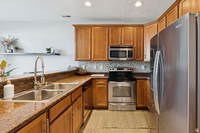 Property Photo: 908 Halstead Dr N UT 84054
