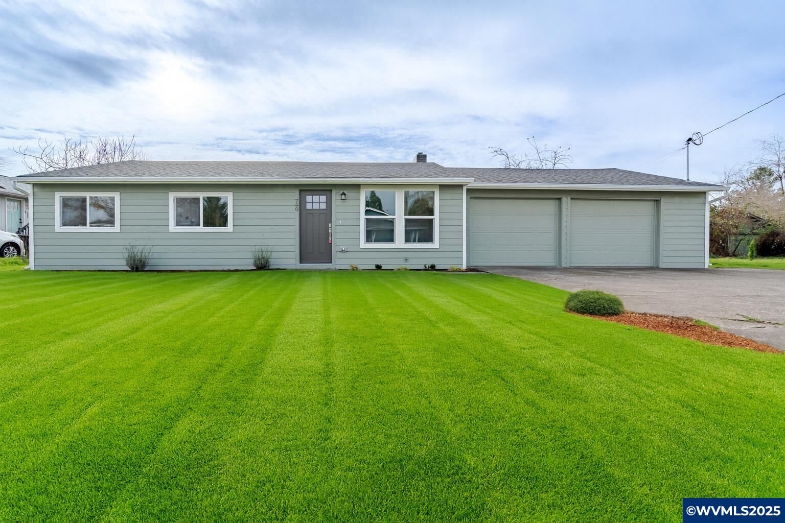 Property Photo: 760 E Elmore St OR 97355