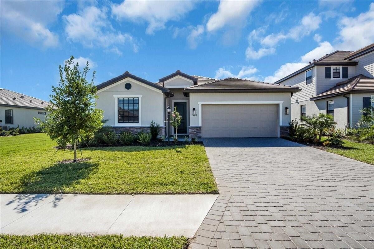 Property Photo: 15018 Oxford Grey Drive FL 34211