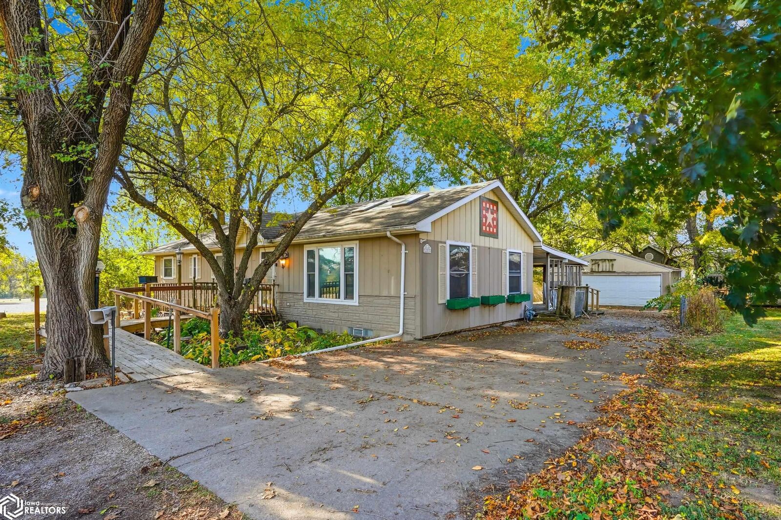 Property Photo:  209 Shady Lane  IA 52655 