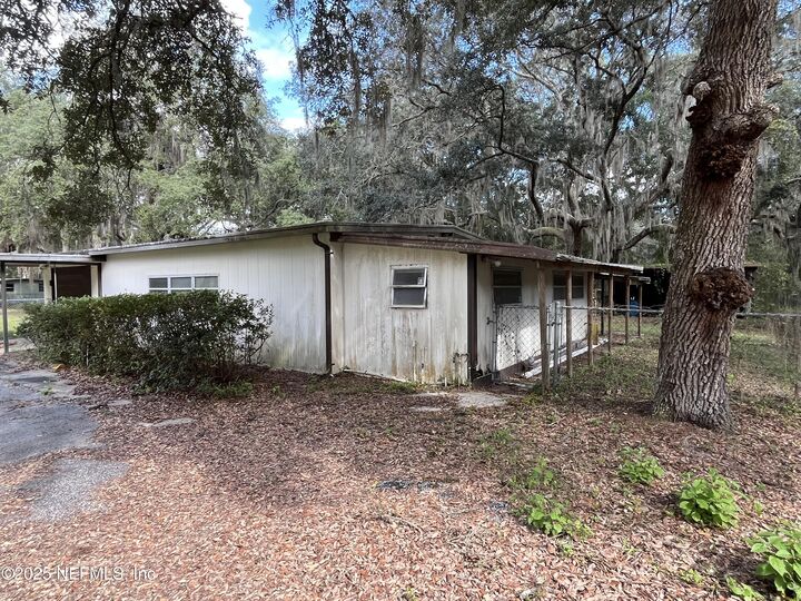 Property Photo: 104 Anderson Drive FL 32181