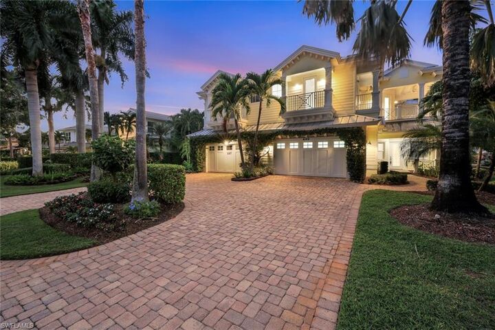 Property Photo: 699 Fairway Ter FL 34103