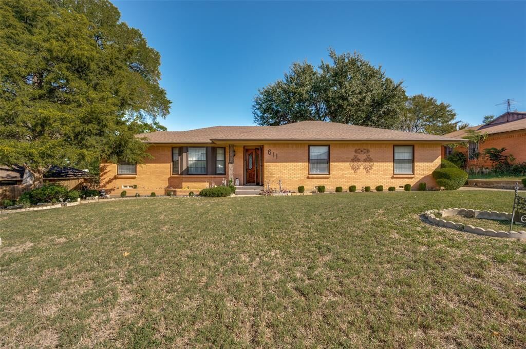Property Photo:  611 Woodacre Drive  TX 75241 